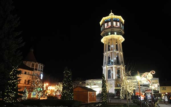 Adventi fényekbe borult Siófok, a negyvenöt éves város