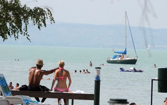 Őszödi szél: kevés vihar, de sok mentés volt a Balatonon