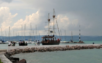 Balaton 127 centi és 17 fok: bátor fürdőzőknek nem akadály