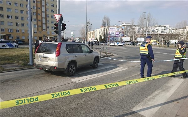 Fegyverrel túszt ejtett és megszökött egy fogoly a fővárosban