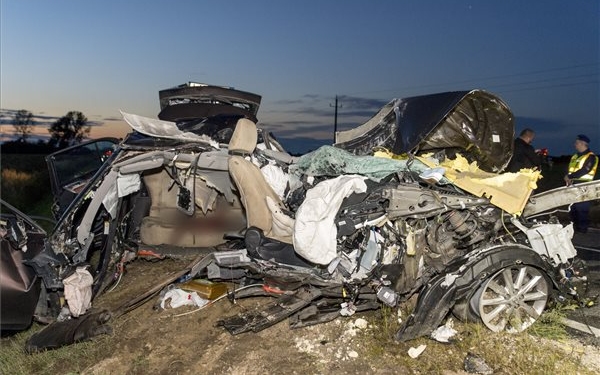 Négyen meghaltak egy balesetben a 81-es úton