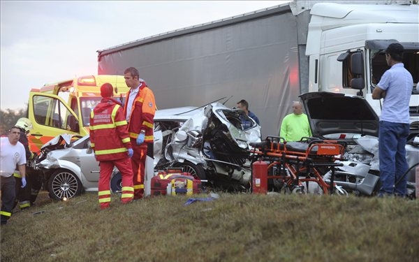 Tömegbaleset - Kórházak: több sérült életveszélyes állapotban van